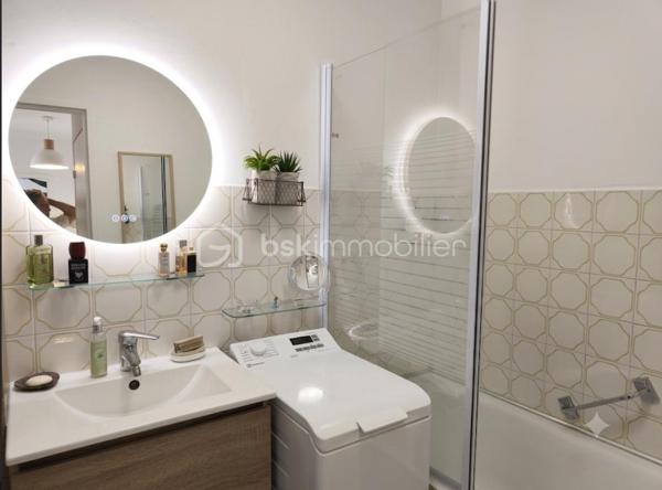 Manosque résidence les Alpilles  à saisir ,très bel appartement  meublé type 2 de 50 m² entièrement rénové avec goût. Celui ci au 4e et dernier étage avec ascenseur d' une résidence très prisée car calme et proche de toutes les commodités : commerces , transport ( gare routière) , docteurs... Il se compose d' un  salon ouvert sur la terrasse avec une vue dominante et une exposition est/sud /ouest d' une chambre, une sdb , d' un wc séparé et d' une cuisine équipée avec aussi accès à la terrasse. Entièrement meublé et rénové, il ne demande aucun travaux à prévoir. Appartement doté en sous sol d' un garage de 15 m² et d' une cave.