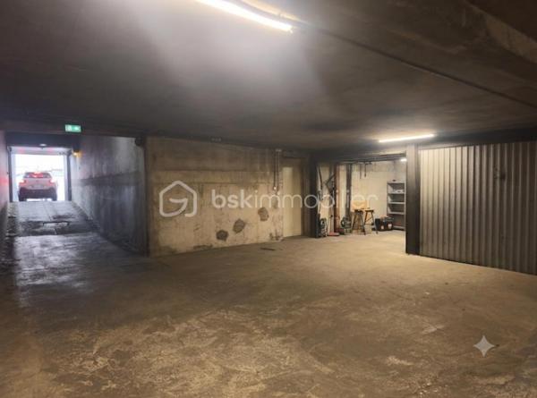 Manosque résidence les Alpilles  à saisir ,très bel appartement  meublé type 2 de 50 m² entièrement rénové avec goût. Celui ci au 4e et dernier étage avec ascenseur d' une résidence très prisée car calme et proche de toutes les commodités : commerces , transport ( gare routière) , docteurs... Il se compose d' un  salon ouvert sur la terrasse avec une vue dominante et une exposition est/sud /ouest d' une chambre, une sdb , d' un wc séparé et d' une cuisine équipée avec aussi accès à la terrasse. Entièrement meublé et rénové, il ne demande aucun travaux à prévoir. Appartement doté en sous sol d' un garage de 15 m² et d' une cave.