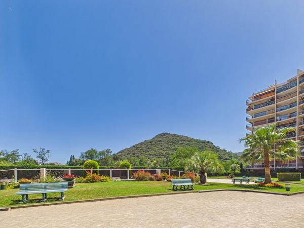 T2 de 46 m² avec terrasse et cave - Résidence avec piscine