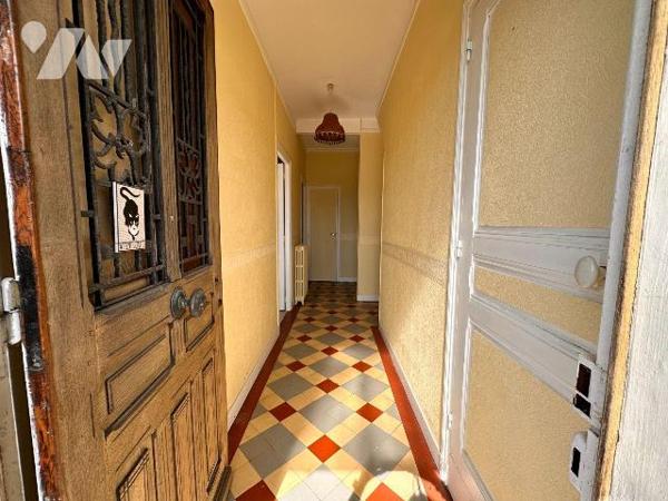 A PARON, proche gare mais sans les désagréments :
Maison des années 30 sur sous-sol surélevé à...