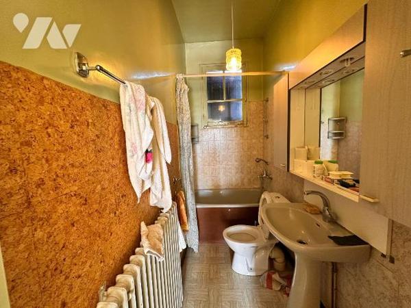 A PARON, proche gare mais sans les désagréments :
Maison des années 30 sur sous-sol surélevé à...