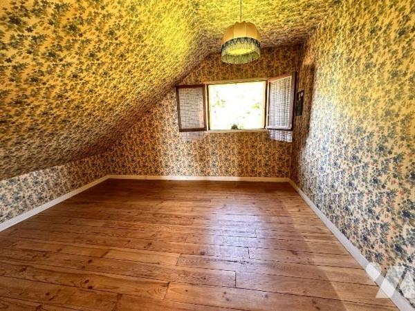 A PARON, proche gare mais sans les désagréments :
Maison des années 30 sur sous-sol surélevé à...