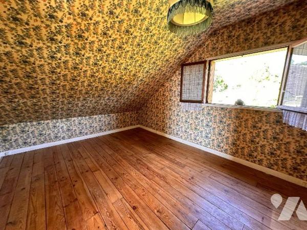 A PARON, proche gare mais sans les désagréments :
Maison des années 30 sur sous-sol surélevé à...