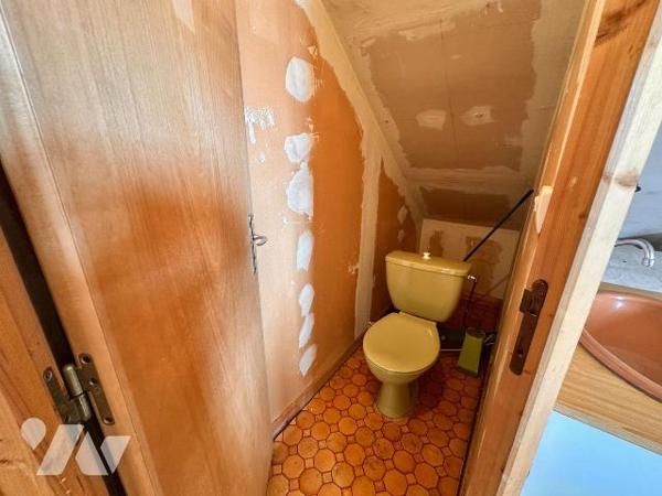 A PARON, proche gare mais sans les désagréments :
Maison des années 30 sur sous-sol surélevé à...