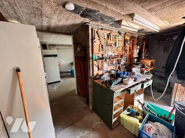 A PARON, proche gare mais sans les désagréments :
Maison des années 30 sur sous-sol surélevé à...