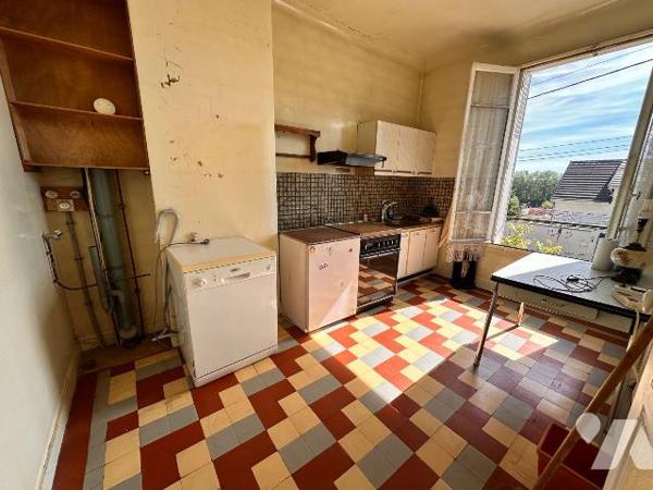 A PARON, proche gare mais sans les désagréments :
Maison des années 30 sur sous-sol surélevé à...