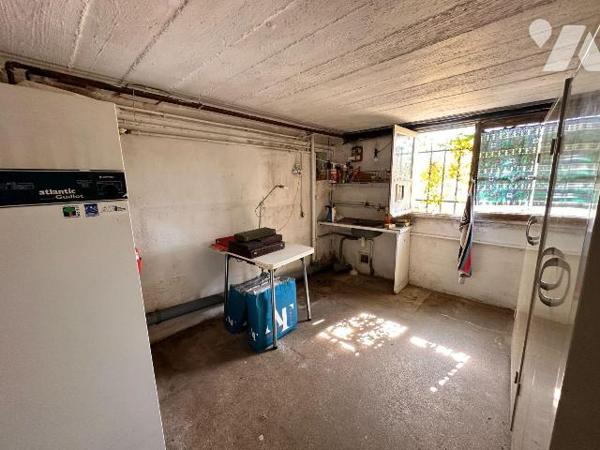 A PARON, proche gare mais sans les désagréments :
Maison des années 30 sur sous-sol surélevé à...