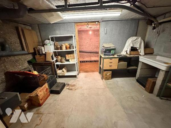 A PARON, proche gare mais sans les désagréments :
Maison des années 30 sur sous-sol surélevé à...