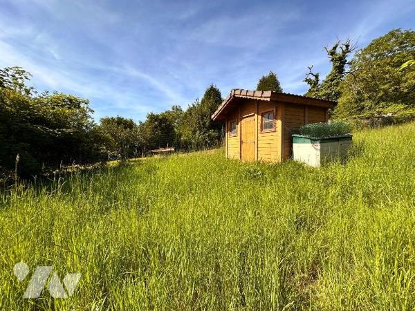A PARON, proche gare mais sans les désagréments :
Maison des années 30 sur sous-sol surélevé à...