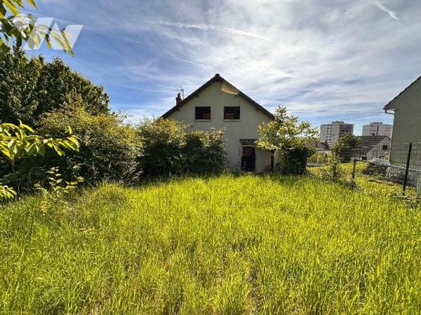 A PARON, proche gare mais sans les désagréments :
Maison des années 30 sur sous-sol surélevé à...