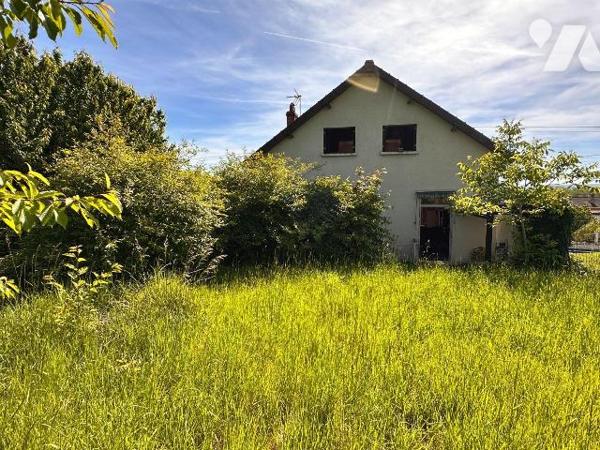 A PARON, proche gare mais sans les désagréments :
Maison des années 30 sur sous-sol surélevé à...