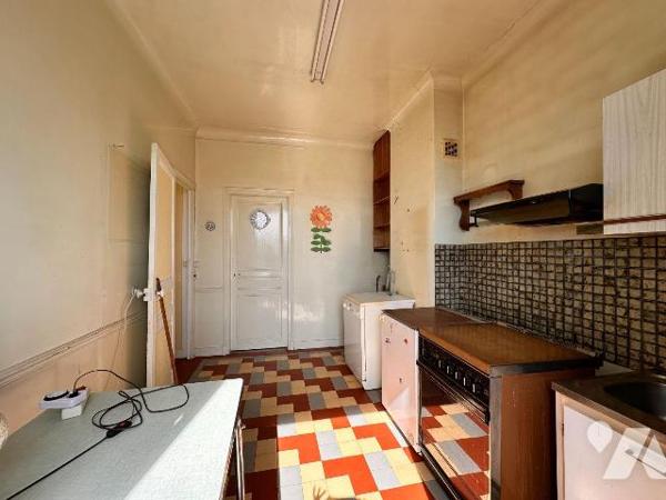 A PARON, proche gare mais sans les désagréments :
Maison des années 30 sur sous-sol surélevé à...