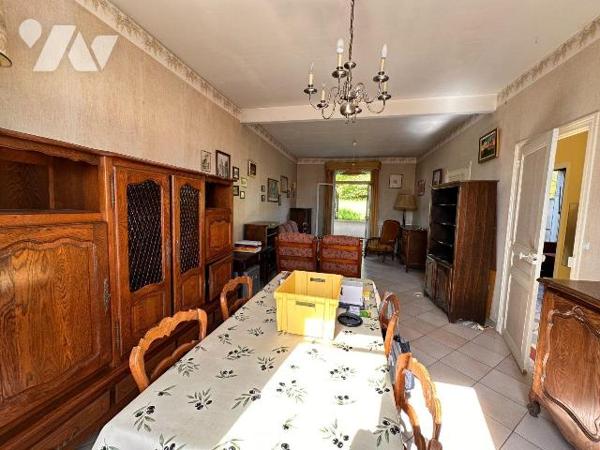 A PARON, proche gare mais sans les désagréments :
Maison des années 30 sur sous-sol surélevé à...