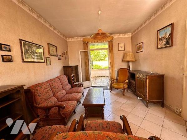 A PARON, proche gare mais sans les désagréments :
Maison des années 30 sur sous-sol surélevé à...