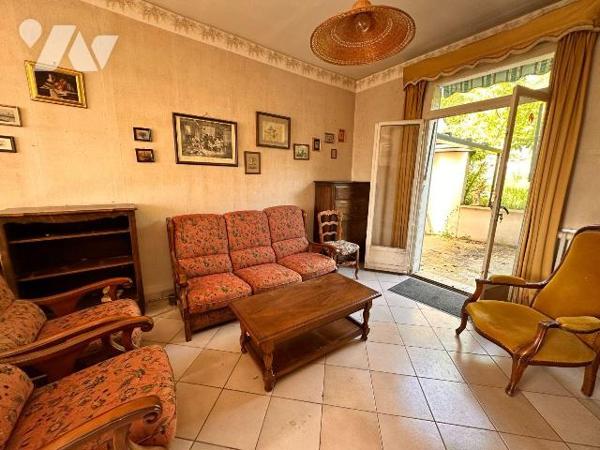A PARON, proche gare mais sans les désagréments :
Maison des années 30 sur sous-sol surélevé à...