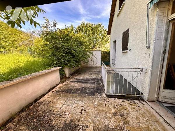 A PARON, proche gare mais sans les désagréments :
Maison des années 30 sur sous-sol surélevé à...