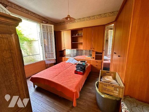 A PARON, proche gare mais sans les désagréments :
Maison des années 30 sur sous-sol surélevé à...