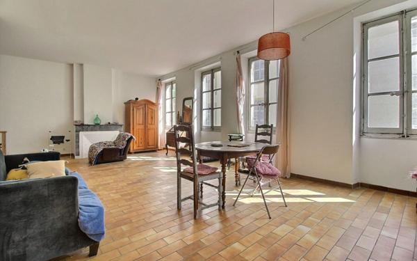 Appartement à vendre    3 pièces • 100 m2 Marseille 1