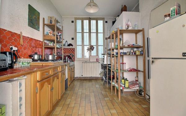 Appartement à vendre    3 pièces • 100 m2 Marseille 1