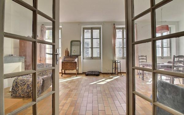 Appartement à vendre    3 pièces • 100 m2 Marseille 1