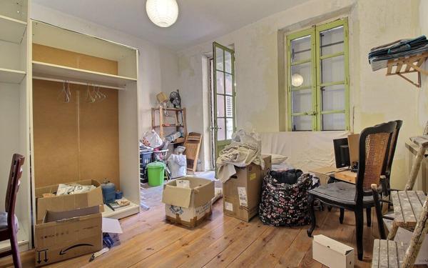 Appartement à vendre    3 pièces • 100 m2 Marseille 1
