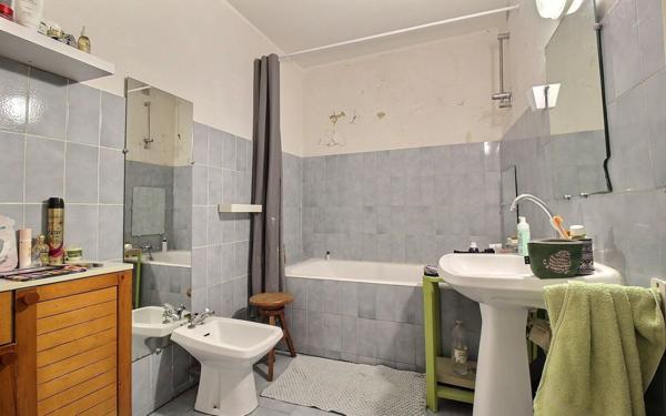 Appartement à vendre    3 pièces • 100 m2 Marseille 1