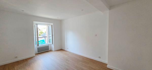 Maison de ville pleine de charme a Etrechy, clef en main.