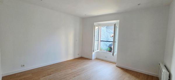 Maison de ville pleine de charme a Etrechy, clef en main.