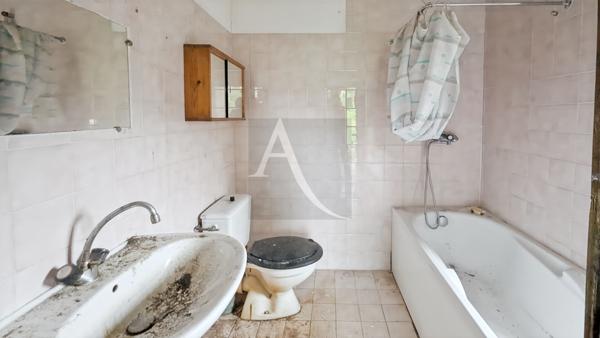 Ancienne ferme en pierre à rénover.