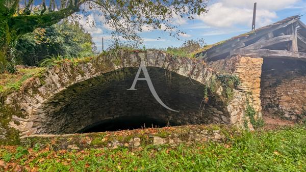 Ancienne ferme en pierre à rénover.
