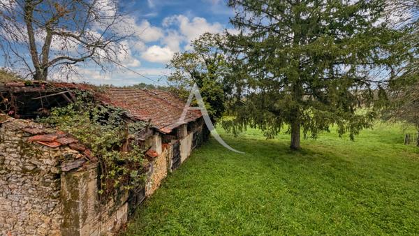 Ancienne ferme en pierre à rénover.