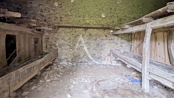 Ancienne ferme en pierre à rénover.