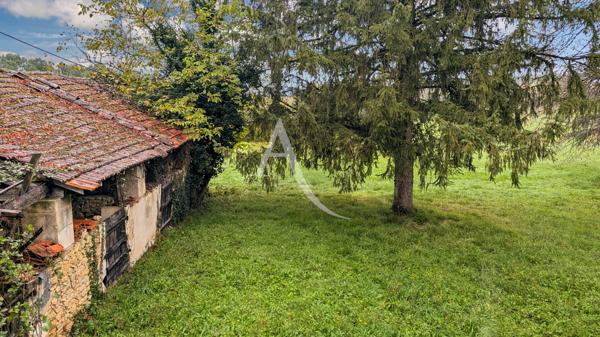 Ancienne ferme en pierre à rénover.