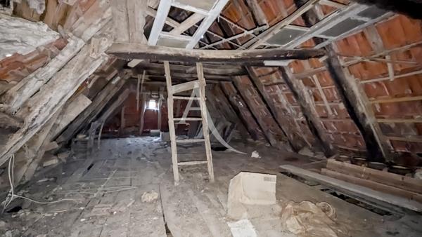 Ancienne ferme en pierre à rénover.