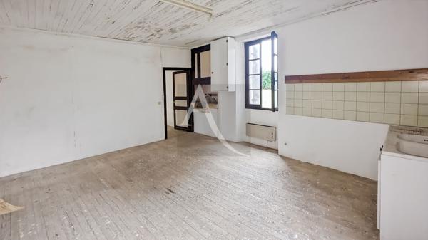 Ancienne ferme en pierre à rénover.