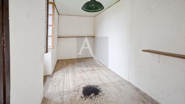 Ancienne ferme en pierre à rénover.