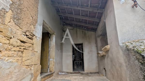 Ancienne ferme en pierre à rénover.