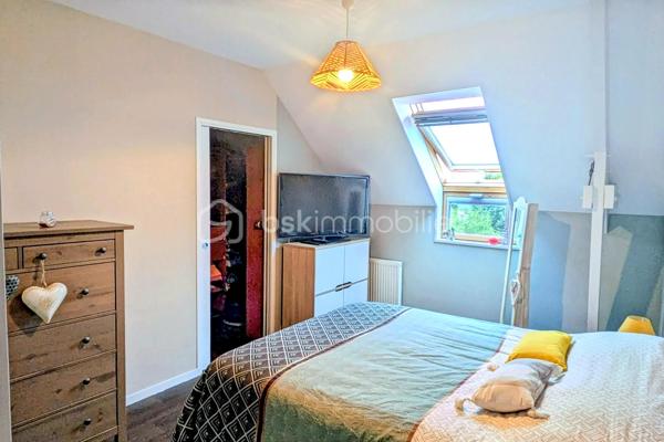 - COUP DE CŒUR – 82 m² – 3 chambres – Terrasse plein sud – Garage – L’Hermitage

Vous recherchez un appartement lumineux, moderne, sans travaux et idéalement situé ? Ne cherchez plus !

À L’Hermitage, venez découvrir ce bel appartement de 82 m², situé au 2ᵉ et dernier étage d’une copropriété de 2008.

Entièrement rénové l’année dernière, l’appartement offre une décoration actuelle et soignée : peintures, tapisseries et salle d’eau ont été refaites. Vous n’aurez plus qu’à poser vos valises !

Dès l’entrée, vous serez séduits par sa belle pièce de vie lumineuse de 32 m², composée d’un salon-séjour convivial et d’une cuisine ouverte, aménagée et équipée. Un espace chaleureux et agréable, parfait pour partager des moments en famille ou entre amis.

L’espace nuit se compose de 3 chambres, dont une avec dressing, ainsi que d’une salle d’eau moderne.

- Le véritable coup de cœur : sa terrasse exposée plein sud !

Profitez d’un agréable espace extérieur pour vos repas en famille, vos moments de détente ou simplement pour profiter du soleil. La terrasse est équipée d’un store banne, pour encore plus de confort aux beaux jours.

- Confort et équipements

82 m² habitables
3 chambres, dont une avec dressing
Pièce de vie lumineuse de 32 m²
Cuisine ouverte, aménagée et équipée
Salle d’eau moderne rénovée
Terrasse exposée plein sud
Store banne
Fibre optique
VMC
Chauffage individuel au gaz naturel par radiateurs
Résidence sécurisée avec digicode et interphone
Garage privatif de 18 m²
Charges de copropriété : 990 € / an

- Un emplacement idéal au quotidien

L’appartement bénéficie d’une situation privilégiée, proche de tous les commerces, écoles et services, pour faciliter votre quotidien.
Vous êtes notamment à deux pas du Super U et de l’arrêt de bus, avec également un accès rapide à la 4 voies en direction de Rennes.
Un emplacement parfait pour profiter de la tranquillité de L’Hermitage tout en restant à proximité de Rennes et de toutes les commodités.

- Un appartement où poser ses valises

Dernier étage, belle luminosité, 3 chambres, terrasse plein sud, rénovation récente, garage de 18 m² et proximité de toutes les commodités : cet appartement réunit de nombreux atouts pour une vie confortable et agréable.

Aucun travaux à prévoir : vous n’avez plus qu’à poser vos valises et profiter !

📞 Une visite s’impose pour découvrir tout le charme de cet appartement coup de cœur.