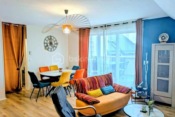 - COUP DE CŒUR – 82 m² – 3 chambres – Terrasse plein sud – Garage – L’Hermitage

Vous recherchez un appartement lumineux, moderne, sans travaux et idéalement situé ? Ne cherchez plus !

À L’Hermitage, venez découvrir ce bel appartement de 82 m², situé au 2ᵉ et dernier étage d’une copropriété de 2008.

Entièrement rénové l’année dernière, l’appartement offre une décoration actuelle et soignée : peintures, tapisseries et salle d’eau ont été refaites. Vous n’aurez plus qu’à poser vos valises !

Dès l’entrée, vous serez séduits par sa belle pièce de vie lumineuse de 32 m², composée d’un salon-séjour convivial et d’une cuisine ouverte, aménagée et équipée. Un espace chaleureux et agréable, parfait pour partager des moments en famille ou entre amis.

L’espace nuit se compose de 3 chambres, dont une avec dressing, ainsi que d’une salle d’eau moderne.

- Le véritable coup de cœur : sa terrasse exposée plein sud !

Profitez d’un agréable espace extérieur pour vos repas en famille, vos moments de détente ou simplement pour profiter du soleil. La terrasse est équipée d’un store banne, pour encore plus de confort aux beaux jours.

- Confort et équipements

82 m² habitables
3 chambres, dont une avec dressing
Pièce de vie lumineuse de 32 m²
Cuisine ouverte, aménagée et équipée
Salle d’eau moderne rénovée
Terrasse exposée plein sud
Store banne
Fibre optique
VMC
Chauffage individuel au gaz naturel par radiateurs
Résidence sécurisée avec digicode et interphone
Garage privatif de 18 m²
Charges de copropriété : 990 € / an

- Un emplacement idéal au quotidien

L’appartement bénéficie d’une situation privilégiée, proche de tous les commerces, écoles et services, pour faciliter votre quotidien.
Vous êtes notamment à deux pas du Super U et de l’arrêt de bus, avec également un accès rapide à la 4 voies en direction de Rennes.
Un emplacement parfait pour profiter de la tranquillité de L’Hermitage tout en restant à proximité de Rennes et de toutes les commodités.

- Un appartement où poser ses valises

Dernier étage, belle luminosité, 3 chambres, terrasse plein sud, rénovation récente, garage de 18 m² et proximité de toutes les commodités : cet appartement réunit de nombreux atouts pour une vie confortable et agréable.

Aucun travaux à prévoir : vous n’avez plus qu’à poser vos valises et profiter !

📞 Une visite s’impose pour découvrir tout le charme de cet appartement coup de cœur.