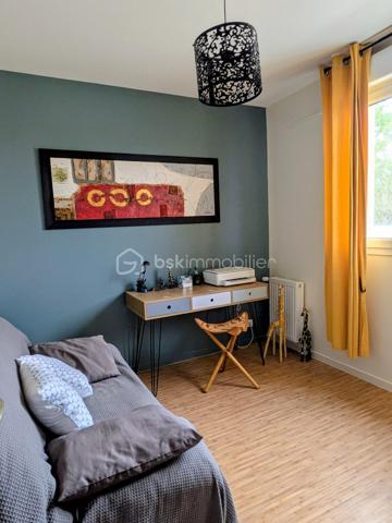 - COUP DE CŒUR – 82 m² – 3 chambres – Terrasse plein sud – Garage – L’Hermitage

Vous recherchez un appartement lumineux, moderne, sans travaux et idéalement situé ? Ne cherchez plus !

À L’Hermitage, venez découvrir ce bel appartement de 82 m², situé au 2ᵉ et dernier étage d’une copropriété de 2008.

Entièrement rénové l’année dernière, l’appartement offre une décoration actuelle et soignée : peintures, tapisseries et salle d’eau ont été refaites. Vous n’aurez plus qu’à poser vos valises !

Dès l’entrée, vous serez séduits par sa belle pièce de vie lumineuse de 32 m², composée d’un salon-séjour convivial et d’une cuisine ouverte, aménagée et équipée. Un espace chaleureux et agréable, parfait pour partager des moments en famille ou entre amis.

L’espace nuit se compose de 3 chambres, dont une avec dressing, ainsi que d’une salle d’eau moderne.

- Le véritable coup de cœur : sa terrasse exposée plein sud !

Profitez d’un agréable espace extérieur pour vos repas en famille, vos moments de détente ou simplement pour profiter du soleil. La terrasse est équipée d’un store banne, pour encore plus de confort aux beaux jours.

- Confort et équipements

82 m² habitables
3 chambres, dont une avec dressing
Pièce de vie lumineuse de 32 m²
Cuisine ouverte, aménagée et équipée
Salle d’eau moderne rénovée
Terrasse exposée plein sud
Store banne
Fibre optique
VMC
Chauffage individuel au gaz naturel par radiateurs
Résidence sécurisée avec digicode et interphone
Garage privatif de 18 m²
Charges de copropriété : 990 € / an

- Un emplacement idéal au quotidien

L’appartement bénéficie d’une situation privilégiée, proche de tous les commerces, écoles et services, pour faciliter votre quotidien.
Vous êtes notamment à deux pas du Super U et de l’arrêt de bus, avec également un accès rapide à la 4 voies en direction de Rennes.
Un emplacement parfait pour profiter de la tranquillité de L’Hermitage tout en restant à proximité de Rennes et de toutes les commodités.

- Un appartement où poser ses valises

Dernier étage, belle luminosité, 3 chambres, terrasse plein sud, rénovation récente, garage de 18 m² et proximité de toutes les commodités : cet appartement réunit de nombreux atouts pour une vie confortable et agréable.

Aucun travaux à prévoir : vous n’avez plus qu’à poser vos valises et profiter !

📞 Une visite s’impose pour découvrir tout le charme de cet appartement coup de cœur.