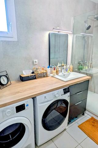 - COUP DE CŒUR – 82 m² – 3 chambres – Terrasse plein sud – Garage – L’Hermitage

Vous recherchez un appartement lumineux, moderne, sans travaux et idéalement situé ? Ne cherchez plus !

À L’Hermitage, venez découvrir ce bel appartement de 82 m², situé au 2ᵉ et dernier étage d’une copropriété de 2008.

Entièrement rénové l’année dernière, l’appartement offre une décoration actuelle et soignée : peintures, tapisseries et salle d’eau ont été refaites. Vous n’aurez plus qu’à poser vos valises !

Dès l’entrée, vous serez séduits par sa belle pièce de vie lumineuse de 32 m², composée d’un salon-séjour convivial et d’une cuisine ouverte, aménagée et équipée. Un espace chaleureux et agréable, parfait pour partager des moments en famille ou entre amis.

L’espace nuit se compose de 3 chambres, dont une avec dressing, ainsi que d’une salle d’eau moderne.

- Le véritable coup de cœur : sa terrasse exposée plein sud !

Profitez d’un agréable espace extérieur pour vos repas en famille, vos moments de détente ou simplement pour profiter du soleil. La terrasse est équipée d’un store banne, pour encore plus de confort aux beaux jours.

- Confort et équipements

82 m² habitables
3 chambres, dont une avec dressing
Pièce de vie lumineuse de 32 m²
Cuisine ouverte, aménagée et équipée
Salle d’eau moderne rénovée
Terrasse exposée plein sud
Store banne
Fibre optique
VMC
Chauffage individuel au gaz naturel par radiateurs
Résidence sécurisée avec digicode et interphone
Garage privatif de 18 m²
Charges de copropriété : 990 € / an

- Un emplacement idéal au quotidien

L’appartement bénéficie d’une situation privilégiée, proche de tous les commerces, écoles et services, pour faciliter votre quotidien.
Vous êtes notamment à deux pas du Super U et de l’arrêt de bus, avec également un accès rapide à la 4 voies en direction de Rennes.
Un emplacement parfait pour profiter de la tranquillité de L’Hermitage tout en restant à proximité de Rennes et de toutes les commodités.

- Un appartement où poser ses valises

Dernier étage, belle luminosité, 3 chambres, terrasse plein sud, rénovation récente, garage de 18 m² et proximité de toutes les commodités : cet appartement réunit de nombreux atouts pour une vie confortable et agréable.

Aucun travaux à prévoir : vous n’avez plus qu’à poser vos valises et profiter !

📞 Une visite s’impose pour découvrir tout le charme de cet appartement coup de cœur.