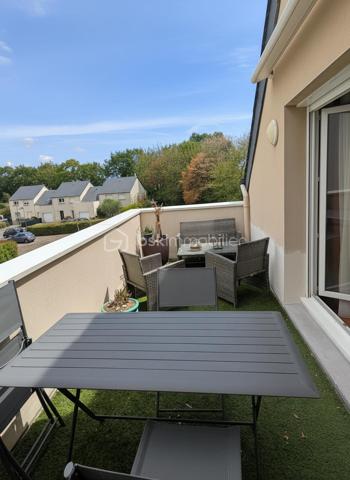 - COUP DE CŒUR – 82 m² – 3 chambres – Terrasse plein sud – Garage – L’Hermitage

Vous recherchez un appartement lumineux, moderne, sans travaux et idéalement situé ? Ne cherchez plus !

À L’Hermitage, venez découvrir ce bel appartement de 82 m², situé au 2ᵉ et dernier étage d’une copropriété de 2008.

Entièrement rénové l’année dernière, l’appartement offre une décoration actuelle et soignée : peintures, tapisseries et salle d’eau ont été refaites. Vous n’aurez plus qu’à poser vos valises !

Dès l’entrée, vous serez séduits par sa belle pièce de vie lumineuse de 32 m², composée d’un salon-séjour convivial et d’une cuisine ouverte, aménagée et équipée. Un espace chaleureux et agréable, parfait pour partager des moments en famille ou entre amis.

L’espace nuit se compose de 3 chambres, dont une avec dressing, ainsi que d’une salle d’eau moderne.

- Le véritable coup de cœur : sa terrasse exposée plein sud !

Profitez d’un agréable espace extérieur pour vos repas en famille, vos moments de détente ou simplement pour profiter du soleil. La terrasse est équipée d’un store banne, pour encore plus de confort aux beaux jours.

- Confort et équipements

82 m² habitables
3 chambres, dont une avec dressing
Pièce de vie lumineuse de 32 m²
Cuisine ouverte, aménagée et équipée
Salle d’eau moderne rénovée
Terrasse exposée plein sud
Store banne
Fibre optique
VMC
Chauffage individuel au gaz naturel par radiateurs
Résidence sécurisée avec digicode et interphone
Garage privatif de 18 m²
Charges de copropriété : 990 € / an

- Un emplacement idéal au quotidien

L’appartement bénéficie d’une situation privilégiée, proche de tous les commerces, écoles et services, pour faciliter votre quotidien.
Vous êtes notamment à deux pas du Super U et de l’arrêt de bus, avec également un accès rapide à la 4 voies en direction de Rennes.
Un emplacement parfait pour profiter de la tranquillité de L’Hermitage tout en restant à proximité de Rennes et de toutes les commodités.

- Un appartement où poser ses valises

Dernier étage, belle luminosité, 3 chambres, terrasse plein sud, rénovation récente, garage de 18 m² et proximité de toutes les commodités : cet appartement réunit de nombreux atouts pour une vie confortable et agréable.

Aucun travaux à prévoir : vous n’avez plus qu’à poser vos valises et profiter !

📞 Une visite s’impose pour découvrir tout le charme de cet appartement coup de cœur.