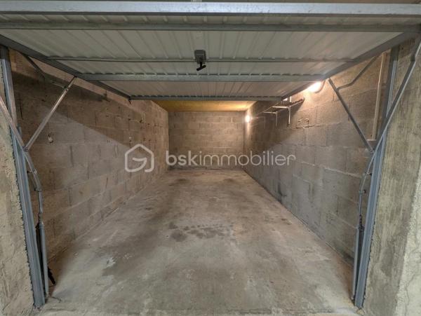 - COUP DE CŒUR – 82 m² – 3 chambres – Terrasse plein sud – Garage – L’Hermitage

Vous recherchez un appartement lumineux, moderne, sans travaux et idéalement situé ? Ne cherchez plus !

À L’Hermitage, venez découvrir ce bel appartement de 82 m², situé au 2ᵉ et dernier étage d’une copropriété de 2008.

Entièrement rénové l’année dernière, l’appartement offre une décoration actuelle et soignée : peintures, tapisseries et salle d’eau ont été refaites. Vous n’aurez plus qu’à poser vos valises !

Dès l’entrée, vous serez séduits par sa belle pièce de vie lumineuse de 32 m², composée d’un salon-séjour convivial et d’une cuisine ouverte, aménagée et équipée. Un espace chaleureux et agréable, parfait pour partager des moments en famille ou entre amis.

L’espace nuit se compose de 3 chambres, dont une avec dressing, ainsi que d’une salle d’eau moderne.

- Le véritable coup de cœur : sa terrasse exposée plein sud !

Profitez d’un agréable espace extérieur pour vos repas en famille, vos moments de détente ou simplement pour profiter du soleil. La terrasse est équipée d’un store banne, pour encore plus de confort aux beaux jours.

- Confort et équipements

82 m² habitables
3 chambres, dont une avec dressing
Pièce de vie lumineuse de 32 m²
Cuisine ouverte, aménagée et équipée
Salle d’eau moderne rénovée
Terrasse exposée plein sud
Store banne
Fibre optique
VMC
Chauffage individuel au gaz naturel par radiateurs
Résidence sécurisée avec digicode et interphone
Garage privatif de 18 m²
Charges de copropriété : 990 € / an

- Un emplacement idéal au quotidien

L’appartement bénéficie d’une situation privilégiée, proche de tous les commerces, écoles et services, pour faciliter votre quotidien.
Vous êtes notamment à deux pas du Super U et de l’arrêt de bus, avec également un accès rapide à la 4 voies en direction de Rennes.
Un emplacement parfait pour profiter de la tranquillité de L’Hermitage tout en restant à proximité de Rennes et de toutes les commodités.

- Un appartement où poser ses valises

Dernier étage, belle luminosité, 3 chambres, terrasse plein sud, rénovation récente, garage de 18 m² et proximité de toutes les commodités : cet appartement réunit de nombreux atouts pour une vie confortable et agréable.

Aucun travaux à prévoir : vous n’avez plus qu’à poser vos valises et profiter !

📞 Une visite s’impose pour découvrir tout le charme de cet appartement coup de cœur.