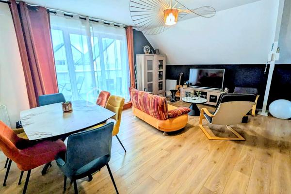 - COUP DE CŒUR – 82 m² – 3 chambres – Terrasse plein sud – Garage – L’Hermitage

Vous recherchez un appartement lumineux, moderne, sans travaux et idéalement situé ? Ne cherchez plus !

À L’Hermitage, venez découvrir ce bel appartement de 82 m², situé au 2ᵉ et dernier étage d’une copropriété de 2008.

Entièrement rénové l’année dernière, l’appartement offre une décoration actuelle et soignée : peintures, tapisseries et salle d’eau ont été refaites. Vous n’aurez plus qu’à poser vos valises !

Dès l’entrée, vous serez séduits par sa belle pièce de vie lumineuse de 32 m², composée d’un salon-séjour convivial et d’une cuisine ouverte, aménagée et équipée. Un espace chaleureux et agréable, parfait pour partager des moments en famille ou entre amis.

L’espace nuit se compose de 3 chambres, dont une avec dressing, ainsi que d’une salle d’eau moderne.

- Le véritable coup de cœur : sa terrasse exposée plein sud !

Profitez d’un agréable espace extérieur pour vos repas en famille, vos moments de détente ou simplement pour profiter du soleil. La terrasse est équipée d’un store banne, pour encore plus de confort aux beaux jours.

- Confort et équipements

82 m² habitables
3 chambres, dont une avec dressing
Pièce de vie lumineuse de 32 m²
Cuisine ouverte, aménagée et équipée
Salle d’eau moderne rénovée
Terrasse exposée plein sud
Store banne
Fibre optique
VMC
Chauffage individuel au gaz naturel par radiateurs
Résidence sécurisée avec digicode et interphone
Garage privatif de 18 m²
Charges de copropriété : 990 € / an

- Un emplacement idéal au quotidien

L’appartement bénéficie d’une situation privilégiée, proche de tous les commerces, écoles et services, pour faciliter votre quotidien.
Vous êtes notamment à deux pas du Super U et de l’arrêt de bus, avec également un accès rapide à la 4 voies en direction de Rennes.
Un emplacement parfait pour profiter de la tranquillité de L’Hermitage tout en restant à proximité de Rennes et de toutes les commodités.

- Un appartement où poser ses valises

Dernier étage, belle luminosité, 3 chambres, terrasse plein sud, rénovation récente, garage de 18 m² et proximité de toutes les commodités : cet appartement réunit de nombreux atouts pour une vie confortable et agréable.

Aucun travaux à prévoir : vous n’avez plus qu’à poser vos valises et profiter !

📞 Une visite s’impose pour découvrir tout le charme de cet appartement coup de cœur.