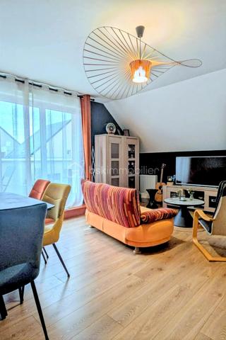 - COUP DE CŒUR – 82 m² – 3 chambres – Terrasse plein sud – Garage – L’Hermitage

Vous recherchez un appartement lumineux, moderne, sans travaux et idéalement situé ? Ne cherchez plus !

À L’Hermitage, venez découvrir ce bel appartement de 82 m², situé au 2ᵉ et dernier étage d’une copropriété de 2008.

Entièrement rénové l’année dernière, l’appartement offre une décoration actuelle et soignée : peintures, tapisseries et salle d’eau ont été refaites. Vous n’aurez plus qu’à poser vos valises !

Dès l’entrée, vous serez séduits par sa belle pièce de vie lumineuse de 32 m², composée d’un salon-séjour convivial et d’une cuisine ouverte, aménagée et équipée. Un espace chaleureux et agréable, parfait pour partager des moments en famille ou entre amis.

L’espace nuit se compose de 3 chambres, dont une avec dressing, ainsi que d’une salle d’eau moderne.

- Le véritable coup de cœur : sa terrasse exposée plein sud !

Profitez d’un agréable espace extérieur pour vos repas en famille, vos moments de détente ou simplement pour profiter du soleil. La terrasse est équipée d’un store banne, pour encore plus de confort aux beaux jours.

- Confort et équipements

82 m² habitables
3 chambres, dont une avec dressing
Pièce de vie lumineuse de 32 m²
Cuisine ouverte, aménagée et équipée
Salle d’eau moderne rénovée
Terrasse exposée plein sud
Store banne
Fibre optique
VMC
Chauffage individuel au gaz naturel par radiateurs
Résidence sécurisée avec digicode et interphone
Garage privatif de 18 m²
Charges de copropriété : 990 € / an

- Un emplacement idéal au quotidien

L’appartement bénéficie d’une situation privilégiée, proche de tous les commerces, écoles et services, pour faciliter votre quotidien.
Vous êtes notamment à deux pas du Super U et de l’arrêt de bus, avec également un accès rapide à la 4 voies en direction de Rennes.
Un emplacement parfait pour profiter de la tranquillité de L’Hermitage tout en restant à proximité de Rennes et de toutes les commodités.

- Un appartement où poser ses valises

Dernier étage, belle luminosité, 3 chambres, terrasse plein sud, rénovation récente, garage de 18 m² et proximité de toutes les commodités : cet appartement réunit de nombreux atouts pour une vie confortable et agréable.

Aucun travaux à prévoir : vous n’avez plus qu’à poser vos valises et profiter !

📞 Une visite s’impose pour découvrir tout le charme de cet appartement coup de cœur.
