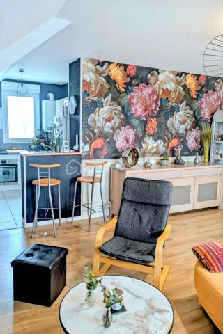 - COUP DE CŒUR – 82 m² – 3 chambres – Terrasse plein sud – Garage – L’Hermitage

Vous recherchez un appartement lumineux, moderne, sans travaux et idéalement situé ? Ne cherchez plus !

À L’Hermitage, venez découvrir ce bel appartement de 82 m², situé au 2ᵉ et dernier étage d’une copropriété de 2008.

Entièrement rénové l’année dernière, l’appartement offre une décoration actuelle et soignée : peintures, tapisseries et salle d’eau ont été refaites. Vous n’aurez plus qu’à poser vos valises !

Dès l’entrée, vous serez séduits par sa belle pièce de vie lumineuse de 32 m², composée d’un salon-séjour convivial et d’une cuisine ouverte, aménagée et équipée. Un espace chaleureux et agréable, parfait pour partager des moments en famille ou entre amis.

L’espace nuit se compose de 3 chambres, dont une avec dressing, ainsi que d’une salle d’eau moderne.

- Le véritable coup de cœur : sa terrasse exposée plein sud !

Profitez d’un agréable espace extérieur pour vos repas en famille, vos moments de détente ou simplement pour profiter du soleil. La terrasse est équipée d’un store banne, pour encore plus de confort aux beaux jours.

- Confort et équipements

82 m² habitables
3 chambres, dont une avec dressing
Pièce de vie lumineuse de 32 m²
Cuisine ouverte, aménagée et équipée
Salle d’eau moderne rénovée
Terrasse exposée plein sud
Store banne
Fibre optique
VMC
Chauffage individuel au gaz naturel par radiateurs
Résidence sécurisée avec digicode et interphone
Garage privatif de 18 m²
Charges de copropriété : 990 € / an

- Un emplacement idéal au quotidien

L’appartement bénéficie d’une situation privilégiée, proche de tous les commerces, écoles et services, pour faciliter votre quotidien.
Vous êtes notamment à deux pas du Super U et de l’arrêt de bus, avec également un accès rapide à la 4 voies en direction de Rennes.
Un emplacement parfait pour profiter de la tranquillité de L’Hermitage tout en restant à proximité de Rennes et de toutes les commodités.

- Un appartement où poser ses valises

Dernier étage, belle luminosité, 3 chambres, terrasse plein sud, rénovation récente, garage de 18 m² et proximité de toutes les commodités : cet appartement réunit de nombreux atouts pour une vie confortable et agréable.

Aucun travaux à prévoir : vous n’avez plus qu’à poser vos valises et profiter !

📞 Une visite s’impose pour découvrir tout le charme de cet appartement coup de cœur.