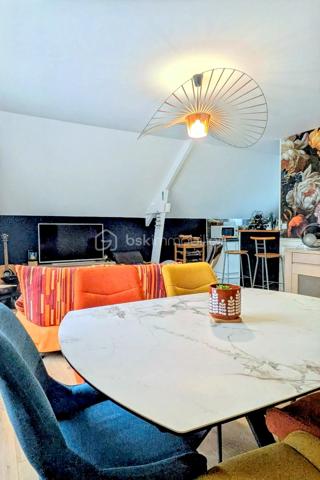 - COUP DE CŒUR – 82 m² – 3 chambres – Terrasse plein sud – Garage – L’Hermitage

Vous recherchez un appartement lumineux, moderne, sans travaux et idéalement situé ? Ne cherchez plus !

À L’Hermitage, venez découvrir ce bel appartement de 82 m², situé au 2ᵉ et dernier étage d’une copropriété de 2008.

Entièrement rénové l’année dernière, l’appartement offre une décoration actuelle et soignée : peintures, tapisseries et salle d’eau ont été refaites. Vous n’aurez plus qu’à poser vos valises !

Dès l’entrée, vous serez séduits par sa belle pièce de vie lumineuse de 32 m², composée d’un salon-séjour convivial et d’une cuisine ouverte, aménagée et équipée. Un espace chaleureux et agréable, parfait pour partager des moments en famille ou entre amis.

L’espace nuit se compose de 3 chambres, dont une avec dressing, ainsi que d’une salle d’eau moderne.

- Le véritable coup de cœur : sa terrasse exposée plein sud !

Profitez d’un agréable espace extérieur pour vos repas en famille, vos moments de détente ou simplement pour profiter du soleil. La terrasse est équipée d’un store banne, pour encore plus de confort aux beaux jours.

- Confort et équipements

82 m² habitables
3 chambres, dont une avec dressing
Pièce de vie lumineuse de 32 m²
Cuisine ouverte, aménagée et équipée
Salle d’eau moderne rénovée
Terrasse exposée plein sud
Store banne
Fibre optique
VMC
Chauffage individuel au gaz naturel par radiateurs
Résidence sécurisée avec digicode et interphone
Garage privatif de 18 m²
Charges de copropriété : 990 € / an

- Un emplacement idéal au quotidien

L’appartement bénéficie d’une situation privilégiée, proche de tous les commerces, écoles et services, pour faciliter votre quotidien.
Vous êtes notamment à deux pas du Super U et de l’arrêt de bus, avec également un accès rapide à la 4 voies en direction de Rennes.
Un emplacement parfait pour profiter de la tranquillité de L’Hermitage tout en restant à proximité de Rennes et de toutes les commodités.

- Un appartement où poser ses valises

Dernier étage, belle luminosité, 3 chambres, terrasse plein sud, rénovation récente, garage de 18 m² et proximité de toutes les commodités : cet appartement réunit de nombreux atouts pour une vie confortable et agréable.

Aucun travaux à prévoir : vous n’avez plus qu’à poser vos valises et profiter !

📞 Une visite s’impose pour découvrir tout le charme de cet appartement coup de cœur.