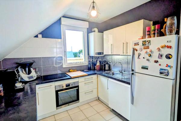 - COUP DE CŒUR – 82 m² – 3 chambres – Terrasse plein sud – Garage – L’Hermitage

Vous recherchez un appartement lumineux, moderne, sans travaux et idéalement situé ? Ne cherchez plus !

À L’Hermitage, venez découvrir ce bel appartement de 82 m², situé au 2ᵉ et dernier étage d’une copropriété de 2008.

Entièrement rénové l’année dernière, l’appartement offre une décoration actuelle et soignée : peintures, tapisseries et salle d’eau ont été refaites. Vous n’aurez plus qu’à poser vos valises !

Dès l’entrée, vous serez séduits par sa belle pièce de vie lumineuse de 32 m², composée d’un salon-séjour convivial et d’une cuisine ouverte, aménagée et équipée. Un espace chaleureux et agréable, parfait pour partager des moments en famille ou entre amis.

L’espace nuit se compose de 3 chambres, dont une avec dressing, ainsi que d’une salle d’eau moderne.

- Le véritable coup de cœur : sa terrasse exposée plein sud !

Profitez d’un agréable espace extérieur pour vos repas en famille, vos moments de détente ou simplement pour profiter du soleil. La terrasse est équipée d’un store banne, pour encore plus de confort aux beaux jours.

- Confort et équipements

82 m² habitables
3 chambres, dont une avec dressing
Pièce de vie lumineuse de 32 m²
Cuisine ouverte, aménagée et équipée
Salle d’eau moderne rénovée
Terrasse exposée plein sud
Store banne
Fibre optique
VMC
Chauffage individuel au gaz naturel par radiateurs
Résidence sécurisée avec digicode et interphone
Garage privatif de 18 m²
Charges de copropriété : 990 € / an

- Un emplacement idéal au quotidien

L’appartement bénéficie d’une situation privilégiée, proche de tous les commerces, écoles et services, pour faciliter votre quotidien.
Vous êtes notamment à deux pas du Super U et de l’arrêt de bus, avec également un accès rapide à la 4 voies en direction de Rennes.
Un emplacement parfait pour profiter de la tranquillité de L’Hermitage tout en restant à proximité de Rennes et de toutes les commodités.

- Un appartement où poser ses valises

Dernier étage, belle luminosité, 3 chambres, terrasse plein sud, rénovation récente, garage de 18 m² et proximité de toutes les commodités : cet appartement réunit de nombreux atouts pour une vie confortable et agréable.

Aucun travaux à prévoir : vous n’avez plus qu’à poser vos valises et profiter !

📞 Une visite s’impose pour découvrir tout le charme de cet appartement coup de cœur.