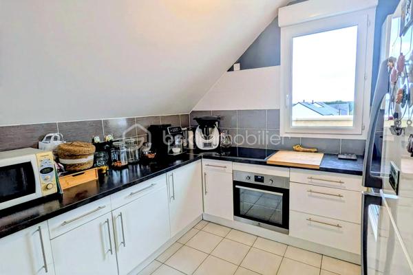 - COUP DE CŒUR – 82 m² – 3 chambres – Terrasse plein sud – Garage – L’Hermitage

Vous recherchez un appartement lumineux, moderne, sans travaux et idéalement situé ? Ne cherchez plus !

À L’Hermitage, venez découvrir ce bel appartement de 82 m², situé au 2ᵉ et dernier étage d’une copropriété de 2008.

Entièrement rénové l’année dernière, l’appartement offre une décoration actuelle et soignée : peintures, tapisseries et salle d’eau ont été refaites. Vous n’aurez plus qu’à poser vos valises !

Dès l’entrée, vous serez séduits par sa belle pièce de vie lumineuse de 32 m², composée d’un salon-séjour convivial et d’une cuisine ouverte, aménagée et équipée. Un espace chaleureux et agréable, parfait pour partager des moments en famille ou entre amis.

L’espace nuit se compose de 3 chambres, dont une avec dressing, ainsi que d’une salle d’eau moderne.

- Le véritable coup de cœur : sa terrasse exposée plein sud !

Profitez d’un agréable espace extérieur pour vos repas en famille, vos moments de détente ou simplement pour profiter du soleil. La terrasse est équipée d’un store banne, pour encore plus de confort aux beaux jours.

- Confort et équipements

82 m² habitables
3 chambres, dont une avec dressing
Pièce de vie lumineuse de 32 m²
Cuisine ouverte, aménagée et équipée
Salle d’eau moderne rénovée
Terrasse exposée plein sud
Store banne
Fibre optique
VMC
Chauffage individuel au gaz naturel par radiateurs
Résidence sécurisée avec digicode et interphone
Garage privatif de 18 m²
Charges de copropriété : 990 € / an

- Un emplacement idéal au quotidien

L’appartement bénéficie d’une situation privilégiée, proche de tous les commerces, écoles et services, pour faciliter votre quotidien.
Vous êtes notamment à deux pas du Super U et de l’arrêt de bus, avec également un accès rapide à la 4 voies en direction de Rennes.
Un emplacement parfait pour profiter de la tranquillité de L’Hermitage tout en restant à proximité de Rennes et de toutes les commodités.

- Un appartement où poser ses valises

Dernier étage, belle luminosité, 3 chambres, terrasse plein sud, rénovation récente, garage de 18 m² et proximité de toutes les commodités : cet appartement réunit de nombreux atouts pour une vie confortable et agréable.

Aucun travaux à prévoir : vous n’avez plus qu’à poser vos valises et profiter !

📞 Une visite s’impose pour découvrir tout le charme de cet appartement coup de cœur.
