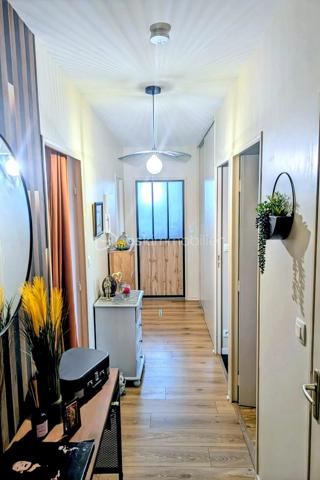 - COUP DE CŒUR – 82 m² – 3 chambres – Terrasse plein sud – Garage – L’Hermitage

Vous recherchez un appartement lumineux, moderne, sans travaux et idéalement situé ? Ne cherchez plus !

À L’Hermitage, venez découvrir ce bel appartement de 82 m², situé au 2ᵉ et dernier étage d’une copropriété de 2008.

Entièrement rénové l’année dernière, l’appartement offre une décoration actuelle et soignée : peintures, tapisseries et salle d’eau ont été refaites. Vous n’aurez plus qu’à poser vos valises !

Dès l’entrée, vous serez séduits par sa belle pièce de vie lumineuse de 32 m², composée d’un salon-séjour convivial et d’une cuisine ouverte, aménagée et équipée. Un espace chaleureux et agréable, parfait pour partager des moments en famille ou entre amis.

L’espace nuit se compose de 3 chambres, dont une avec dressing, ainsi que d’une salle d’eau moderne.

- Le véritable coup de cœur : sa terrasse exposée plein sud !

Profitez d’un agréable espace extérieur pour vos repas en famille, vos moments de détente ou simplement pour profiter du soleil. La terrasse est équipée d’un store banne, pour encore plus de confort aux beaux jours.

- Confort et équipements

82 m² habitables
3 chambres, dont une avec dressing
Pièce de vie lumineuse de 32 m²
Cuisine ouverte, aménagée et équipée
Salle d’eau moderne rénovée
Terrasse exposée plein sud
Store banne
Fibre optique
VMC
Chauffage individuel au gaz naturel par radiateurs
Résidence sécurisée avec digicode et interphone
Garage privatif de 18 m²
Charges de copropriété : 990 € / an

- Un emplacement idéal au quotidien

L’appartement bénéficie d’une situation privilégiée, proche de tous les commerces, écoles et services, pour faciliter votre quotidien.
Vous êtes notamment à deux pas du Super U et de l’arrêt de bus, avec également un accès rapide à la 4 voies en direction de Rennes.
Un emplacement parfait pour profiter de la tranquillité de L’Hermitage tout en restant à proximité de Rennes et de toutes les commodités.

- Un appartement où poser ses valises

Dernier étage, belle luminosité, 3 chambres, terrasse plein sud, rénovation récente, garage de 18 m² et proximité de toutes les commodités : cet appartement réunit de nombreux atouts pour une vie confortable et agréable.

Aucun travaux à prévoir : vous n’avez plus qu’à poser vos valises et profiter !

📞 Une visite s’impose pour découvrir tout le charme de cet appartement coup de cœur.